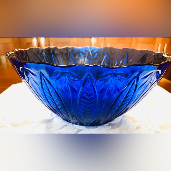 Royal blue cobalt blue glass deep serving bowl 24cm top diameter leaves pattern - Picture 10 of 15